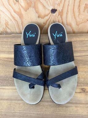 Yuu Portney Women’s Size 10M Black Floral Embossed Comfort Wedge Sandals